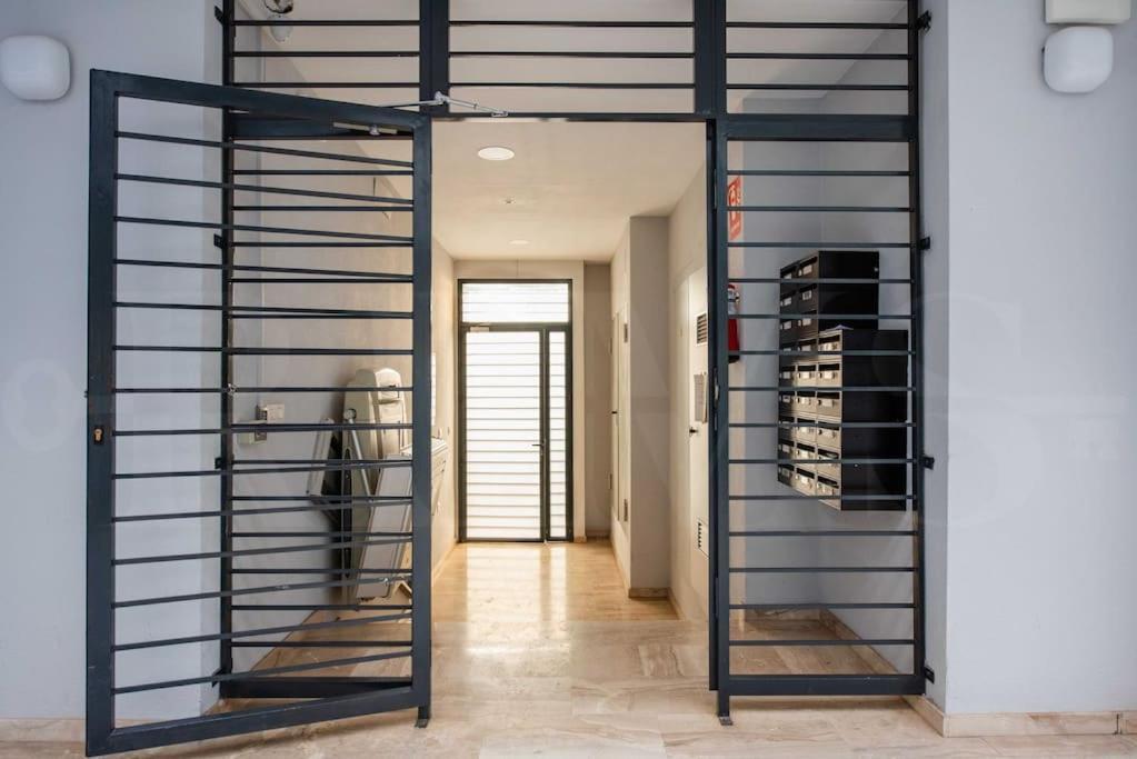 Contemporary Minimalist Apartment By Rems Malaga Exterior photo