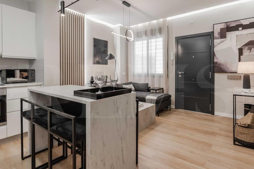 Contemporary Minimalist Apartment By Rems Malaga Exterior photo